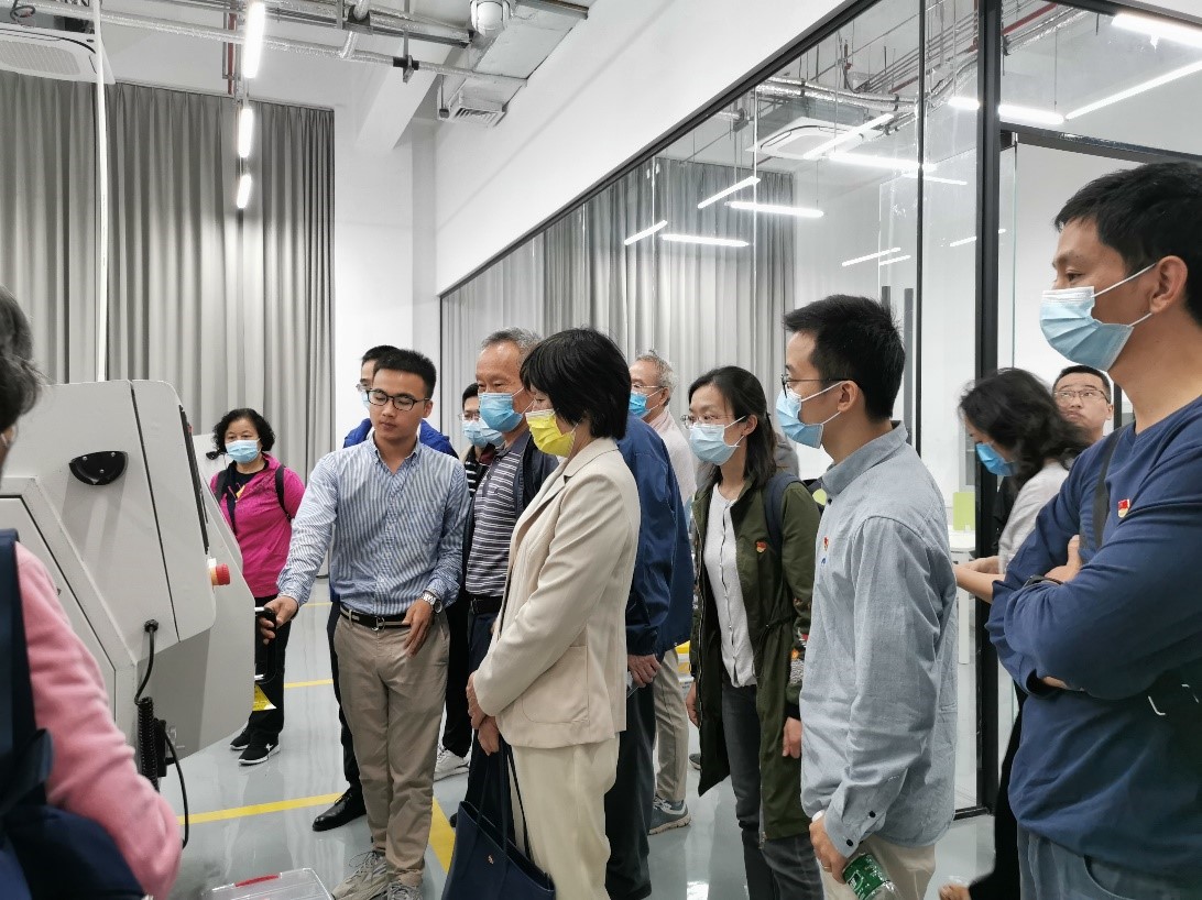 深圳校区管委会康红娇老师带领老师们进行实地参观